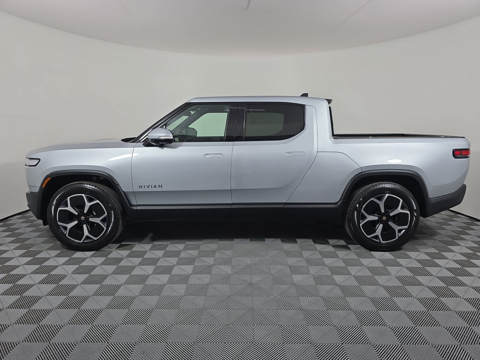 Used 2023 Rivian R1T Adventure Dual AWD/4WD image 2