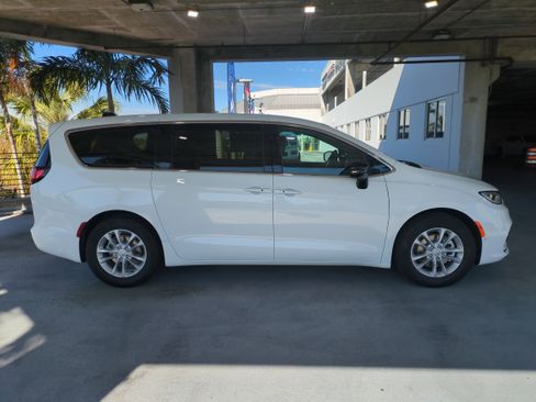 New 2026 Chrysler Pacifica Select image 4