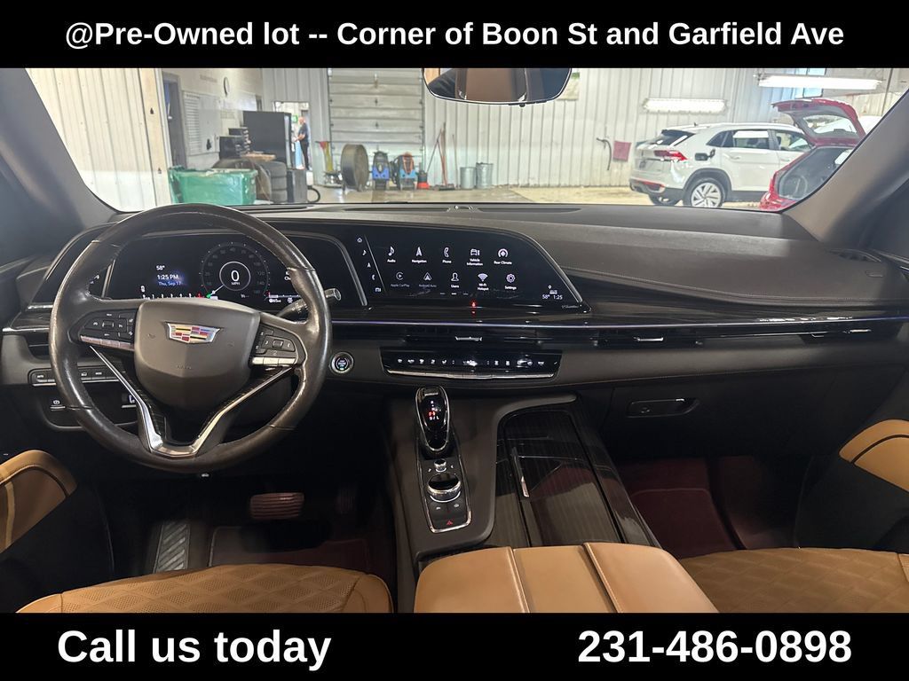 Used 2021 Cadillac Escalade Premium Luxury AWD/4WD image 18