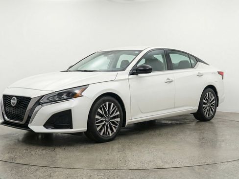 Used 2025 Nissan Altima 2.5 SV FWD image 3