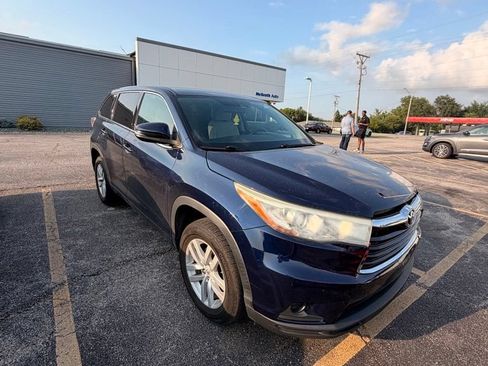 Used 2015 Toyota Highlander LE FWD image 2