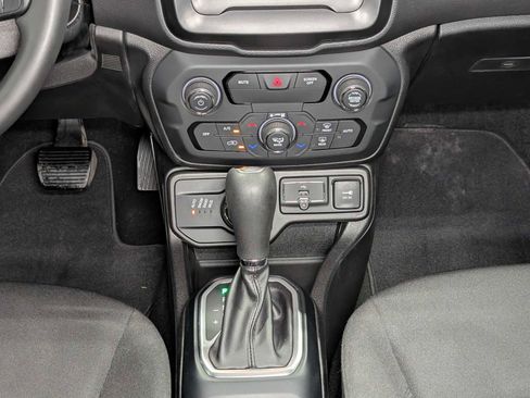 Used 2018 Jeep Renegade Latitude AWD/4WD image 20