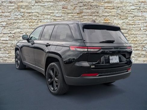 Used 2023 Jeep Grand Cherokee Limited w/ Black Appearance Package AWD/4WD image 4