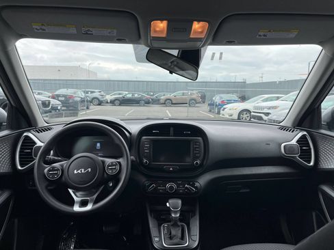 Used 2025 Kia Soul LX w/ LX Technology Package FWD image 31