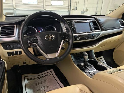 Used 2017 Toyota Highlander XLE image 4