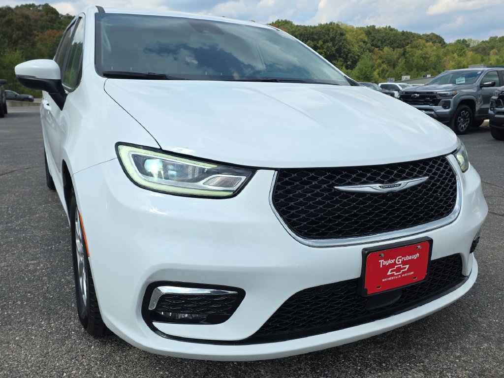 Used 2023 Chrysler Pacifica Touring-L FWD image 11