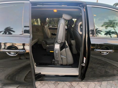 Used 2018 Kia Sedona SX image 33