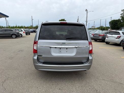 Used 2013 Chrysler Town & Country Touring FWD image 7