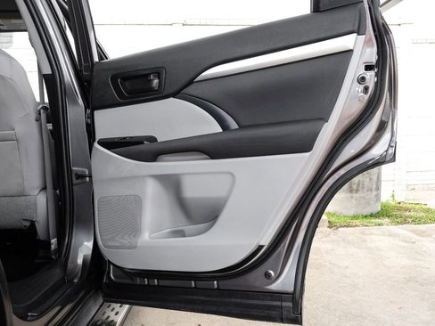 Used 2019 Toyota Highlander LE FWD image 47