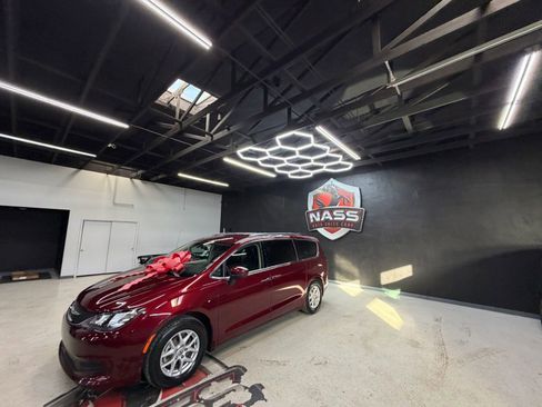 Used 2021 Chrysler Voyager Lxi image 2