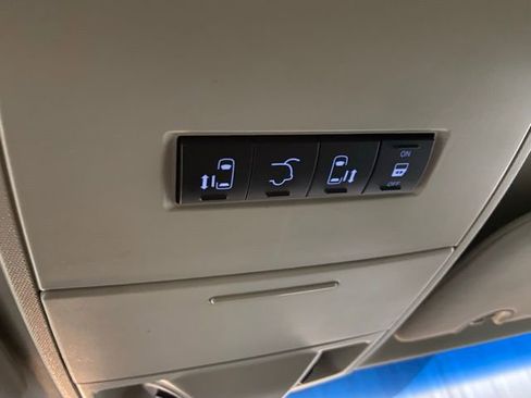 Used 2014 Chrysler Town & Country Touring image 39