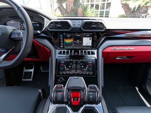 Used 2022 Lamborghini Urus AWD/4WD image 29