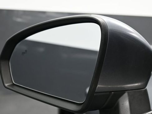 Used 2022 Volkswagen Taos SE w/ Panoramic Sunroof Package image 9