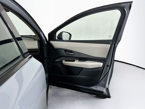 Used 2023 Nissan Ariya AWD image 33