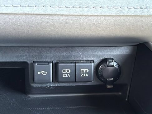 Used 2021 Toyota Highlander XLE AWD/4WD image 30