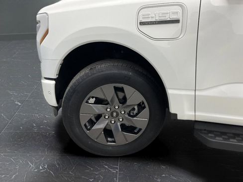 Used 2022 Ford F150 Lightning Lariat image 40