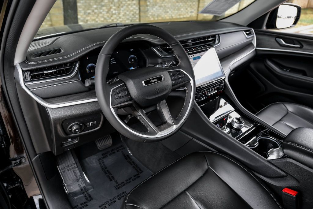 Used 2023 Jeep Grand Cherokee Limited w/ Black Appearance Package AWD/4WD image 25