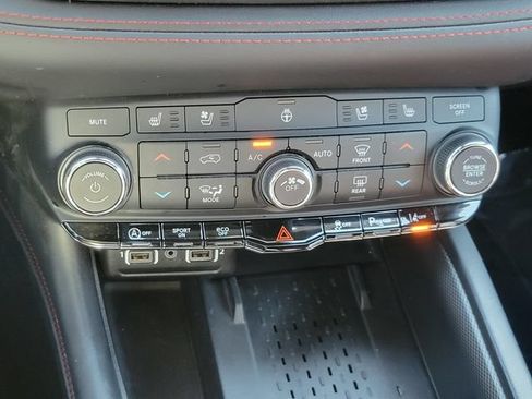 Used 2025 Dodge Durango GT AWD/4WD image 9