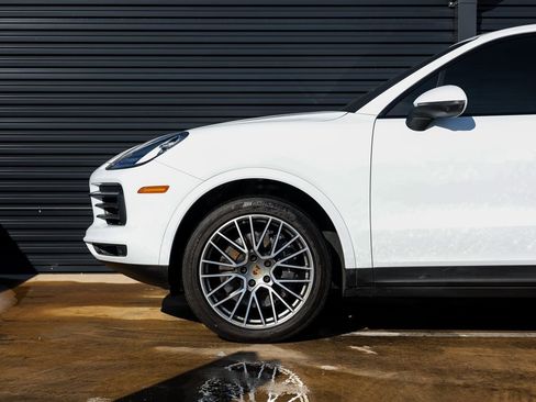 Certified 2023 Porsche Cayenne Platinum Edition image 11