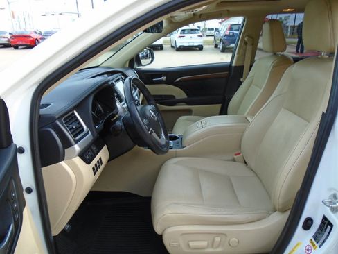 Used 2019 Toyota Highlander FWD V6 image 9