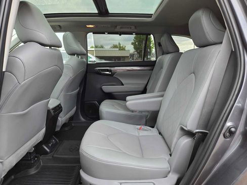 Certified 2025 Toyota Highlander Platinum AWD/4WD image 17