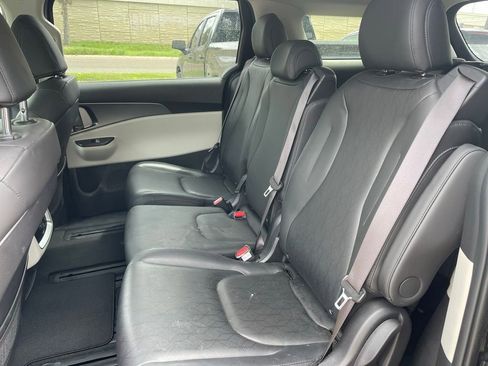 Used 2023 Kia Carnival LX FWD image 15