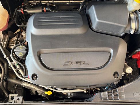 Used 2025 Chrysler Pacifica Limited FWD image 37