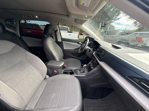 Used 2022 Volkswagen Taos SE w/ Panoramic Sunroof Package FWD image 8