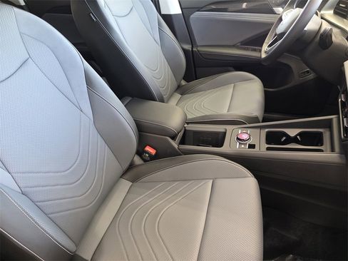 New 2025 Volkswagen Tiguan SE image 10