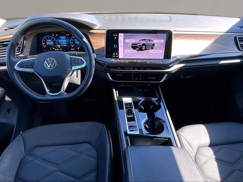 Certified 2025 Volkswagen Atlas SE FWD image 16