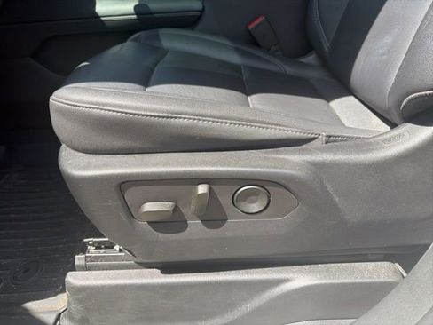 Used 2023 Chevrolet Suburban LT w/ Luxury Package image 8