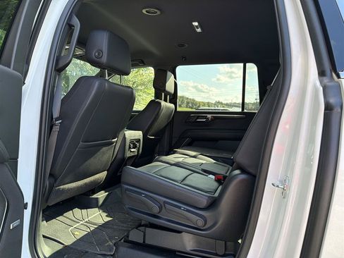 Used 2025 Chevrolet Suburban LT w/ Comfort Package RWD image 9