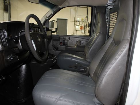 Used 2009 Chevrolet Express 1500 RWD image 18