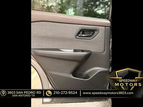 Used 2022 Nissan Rogue S FWD image 17