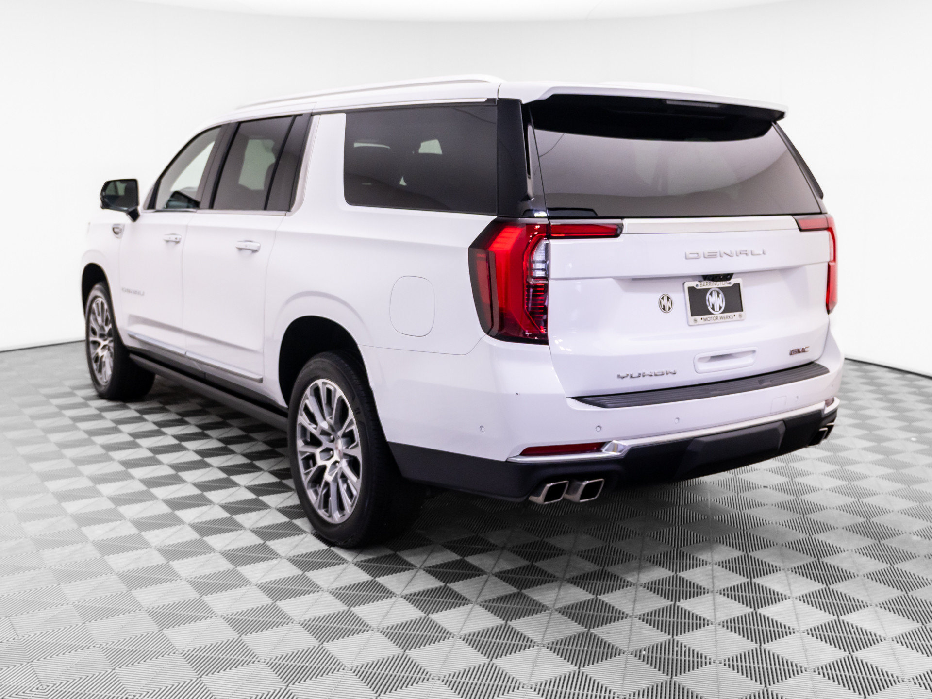Used 2025 GMC Yukon XL Denali w/ Denali Reserve Package AWD/4WD image 3