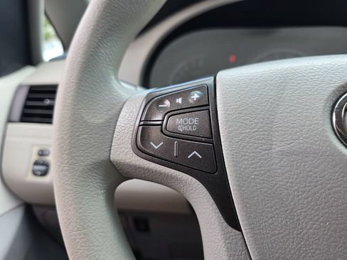 Used 2012 Toyota Sienna LE w/ Preferred Pkg FWD image 32