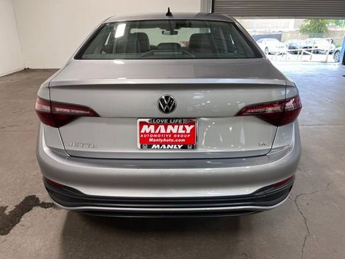 Used 2024 Volkswagen Jetta SE FWD image 4