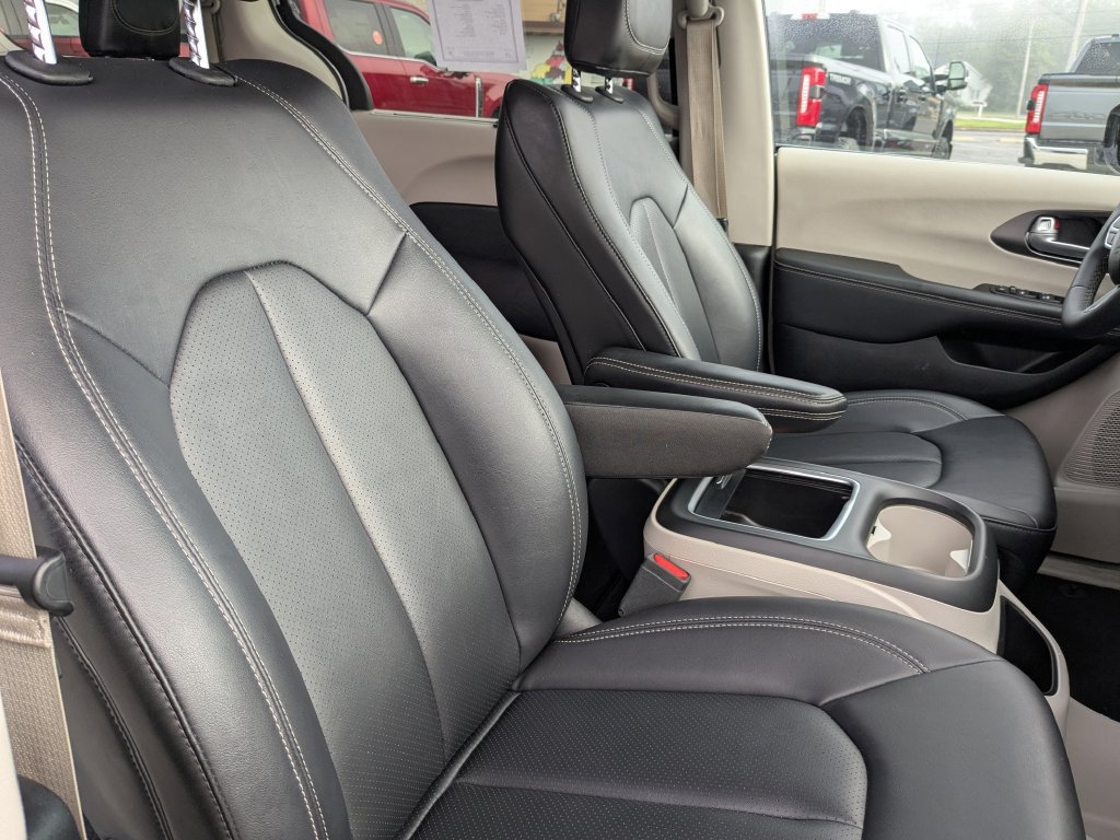 Used 2024 Chrysler Pacifica Touring-L FWD image 13