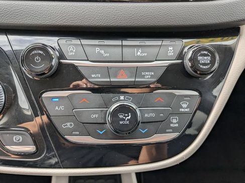 Used 2023 Chrysler Pacifica Touring-L FWD image 3