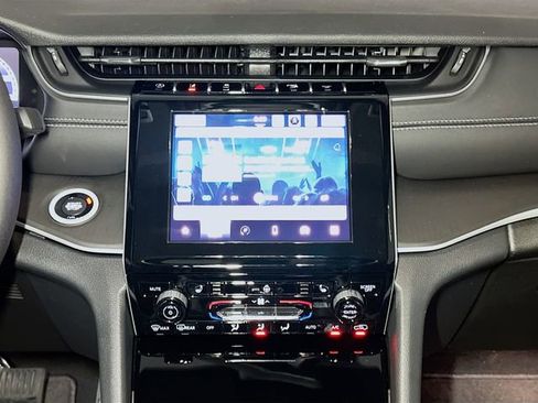New 2025 Jeep Grand Cherokee Altitude image 8