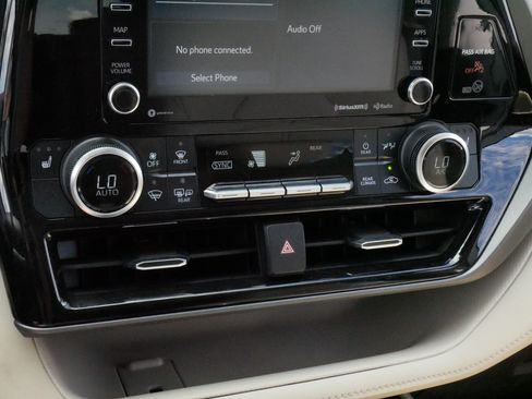 Certified 2021 Toyota Highlander XLE AWD/4WD image 23