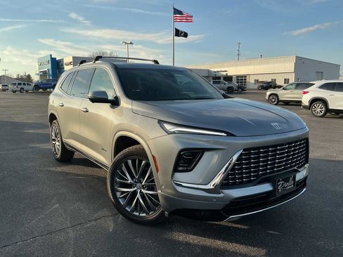 Used 2025 Buick Enclave Avenir image 1