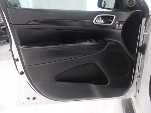 Used 2017 Jeep Grand Cherokee Altitude AWD/4WD image 10