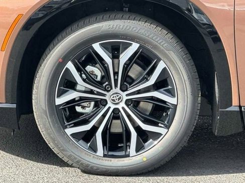 New 2025 Toyota Crown Signia image 17