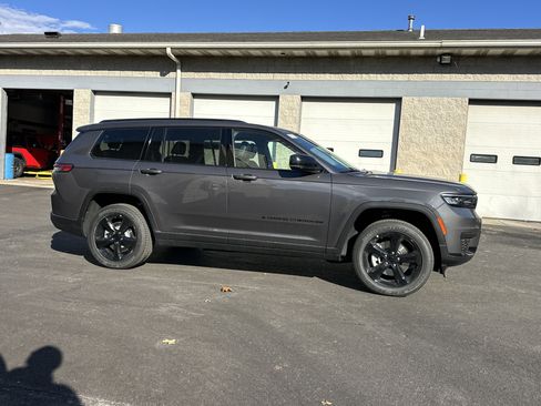 New 2025 Jeep Grand Cherokee L Altitude image 20