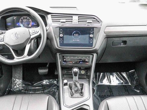 Used 2024 Volkswagen Tiguan SE w/ Panoramic Sunroof Package FWD image 12