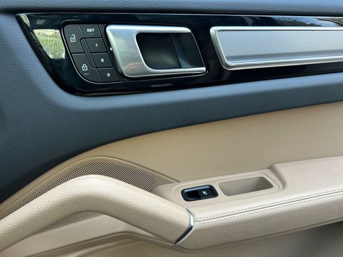 Certified 2023 Porsche Cayenne AWD/4WD image 19