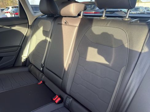 New 2026 Volkswagen Taos SE FWD image 9