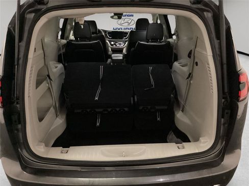 Used 2023 Chrysler Pacifica Limited FWD image 12