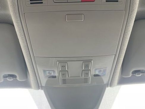 Used 2023 Volkswagen Tiguan SE image 22